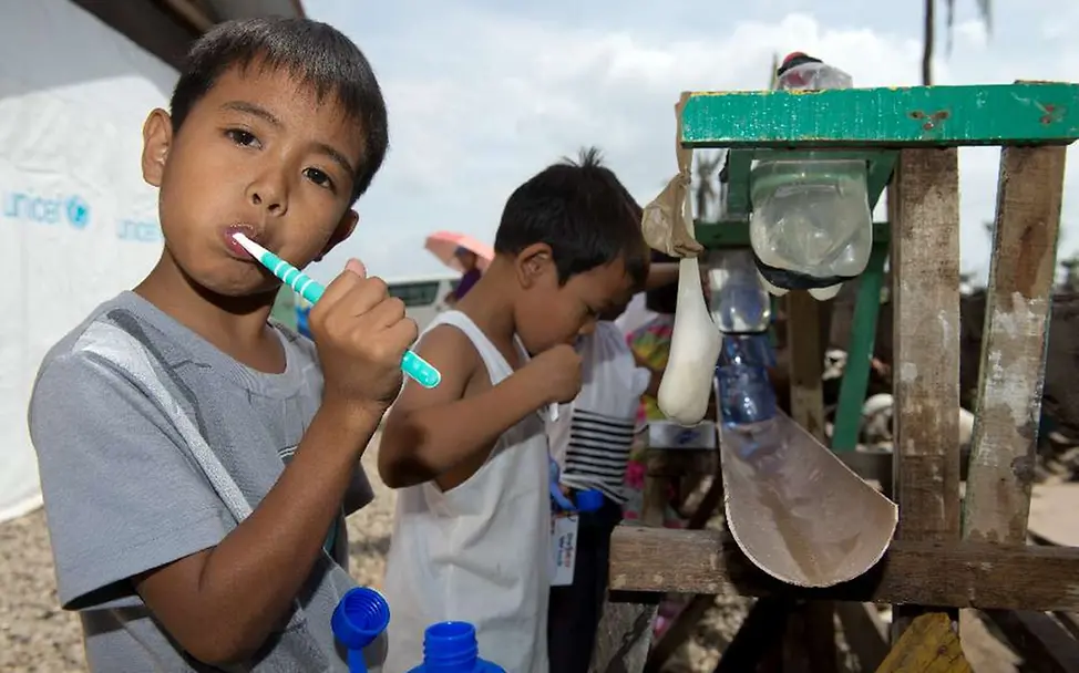Kinder putzen sich die Zähne | © dpa picture alliance/Frank May Reisetagebuch Philippinen: Kinder putzen sich die Zähne.