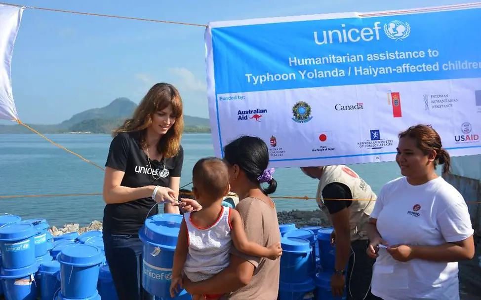 Eva Padberg verteilt UNICEF Hygiene-Eimer | © UNICEF/Claudia Berger Reisteagebuch Philippinen: Eva Padberg verteilt UNICEF Hygiene-Eimer.