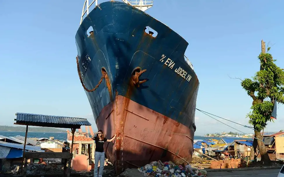 Ein riesiges Schiff inmitten von Häusern | © dpa picture alliance/Frank May Reisetagebuch Philippinen: Ein riesiges Schiff inmitten von Häusern.
