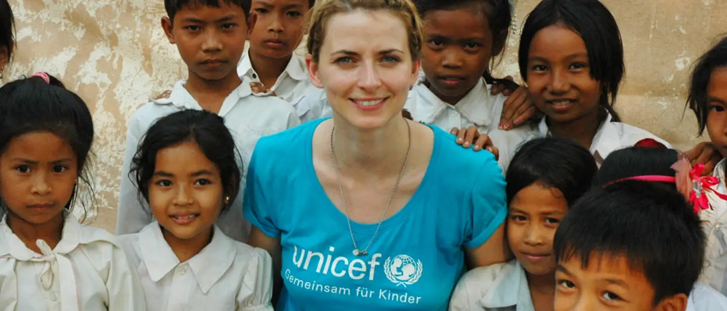 Eva Padberg besucht "Wasser wirkt"-Projekte | © UNICEF/Claudia Berger Eva Padberg: Besuch von UNICEF-Projekten in Kambodscha