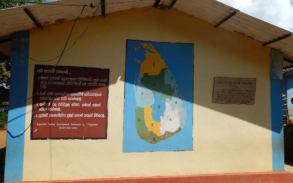 Sri Lanka: Schulgebäude mit einer Tafel mit den Forderungen einer kinderfreundlichen Schule.