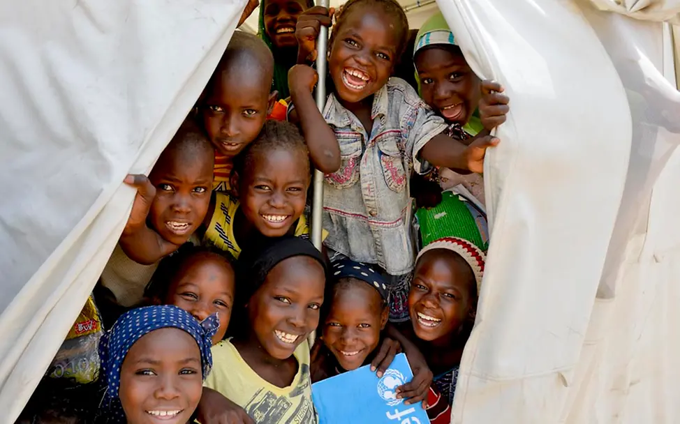 Kinder in einem Notschulzelt in Nigeria | © UNICEF/Rich Nigeria: Unterricht für Flüchtlingskinder