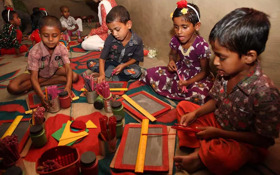 In einer Vorschulgruppe werden Kinder für die Schule vorbereitet | © UNICEF/Kiron Bangladesch Let us learn: Kinder in einer Vorschulgruppe.