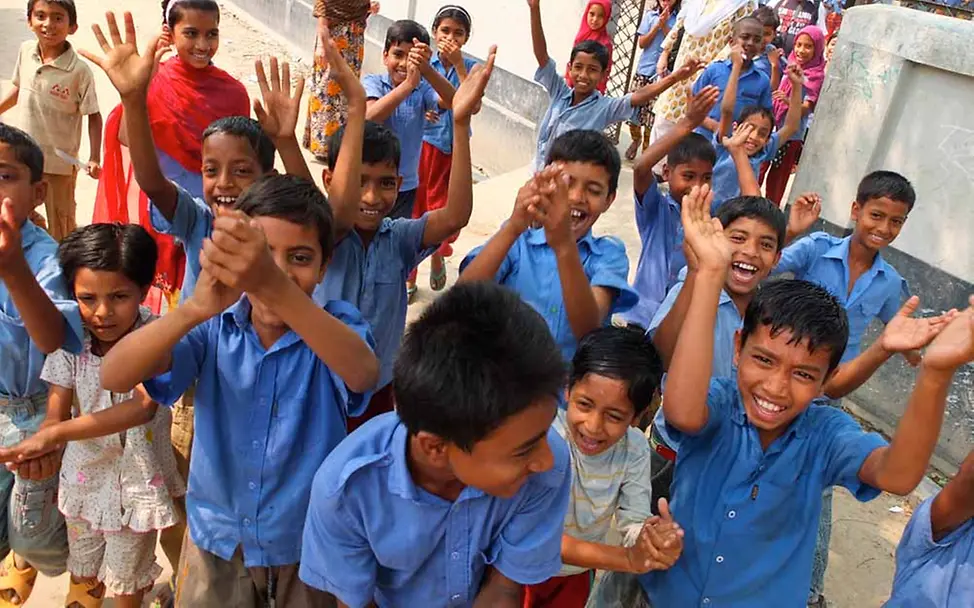 Mit ihrer Hilfe kann Let Us Learn noch mehr arbeitende Kinder in die Schule bringen. | © UNICEF/UNI261075/ Spenden für Bildung: Schulkinder in Bangladesch winken fröhlich.